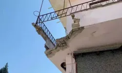 Balkon çöktü, baba ve engelli oğlu yaralandı