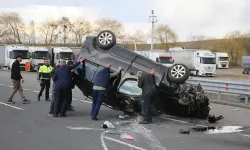 Korkutan kaza: Hafif ticari araç, otomobile çarptı: 4 yaralı