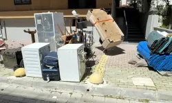 Kiracı olduğu ev icradan satıldı; Döndüğünde eşyalarıyla sokakta kaldı