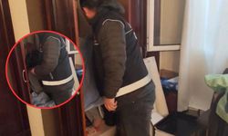 Adana polisinden kaçamadı! Dolaptan kıyafet değil "torbacı" çıktı