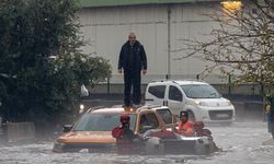 Adana’da sağanak felaketi araç üstünde mahsur kaldılar yıldırım düştü