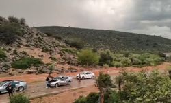 Adana'da tabak Deresi taştı, araçlar sular altında kaldı