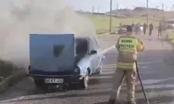 Alev alan otomobiline müdahale ederken yaralandı