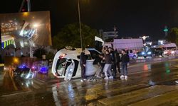 Antalya'da otomobil yan yattı, içindekiler yürüyerek çıktı