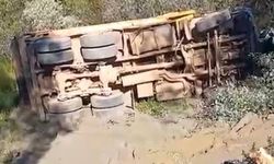 Antalya'da kamyon şarampole devrildi 48 yaşındaki sürücü Erol Yılmaz hayatını kaybetti