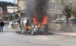 Ataşehir’de park halindeki hafif ticari araç alev alev yandı