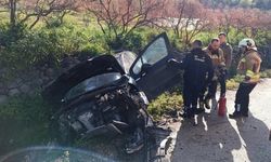 Bahçe duvarına çarpan otomobil kağıt gibi ezildi