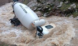 Beton mikseri dereye uçtu: Sürücü kayboldu