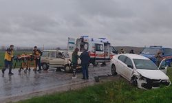 2 otomobil kafa kafaya çarpıştı: 3 yaralı