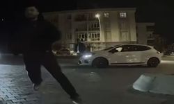 Yol kenarında neden bekliyorsun diyerek saldırdılar