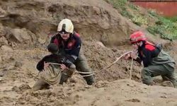 Çamura saplanan çocukları itfaiye kurtardı