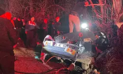 Feci kaza! Otomobil ağaca çarptı: 2 ölü, 2 yaralı