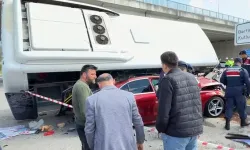 Halk otobüsü otomobilin üzerine devrildi; yaralılar var