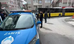 Hatalı park edip trafiği kilitledi; sürücüler tepki gösterdi