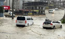 Hatay'da şiddetli yağış ve sel! Araçlar mahsur kaldı