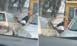 İki Erkek Sokakta Kucak Kucağa Oturup Öpüştü