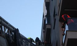 Perde ile 6’ncı kattan sarktı, 3’üncü kat balkona düştü