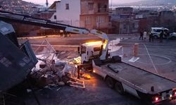 İzmir'de freni boşalan kamyon okul bahçesine uçtu