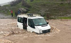 Kalp krizi geçiren kadın, selin kapattığı yolda mahsur kaldığı araçta öldü
