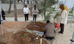 Kahramanmaraş saldırısı kurbanı 4 çocuğun mezarına şeker konuldu!