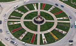 Kahramanmaraş’ta Kavşaklar Rengârenk Çiçeklerle Donandı