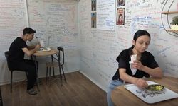 Kahramanmaraş'ta konteynerdeki çiğ köftecinin duvarları 'duygu duvarı'na dönüştü