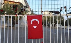 Kahramanmaraş'ta saldırı yapılan okulun kapısı karanfillerle donatıldı!