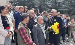 Kahramanmaraş'ta saldırıda ölenler için karanfiller bırakıldı