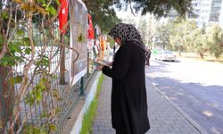 Kahramanmaraş’ta Saldırının Yaşandığı Okul Önünde Yaşlı Kadın Kur’an Okuyup Gözyaşı Döktü