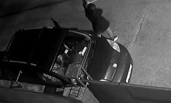 Kasklı şüphelinin pompalı tüfekle eve ateş açtığı anlar kamerada