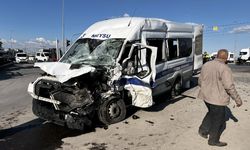 Kayseri'de işçi servisi ile kamyon çarpıştı! 8 yaralı!