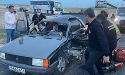 Kaza sonrası araçta sıkışan karı kocayı itfaiye kurtardı