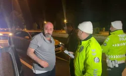 Kırmızı ışıkta bekleyen otomobile çarpan alkollü sürücüyü çevredekiler darbetti