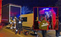 Kırmızı ışıkta bekleyen TIR'a çarpan minibüsün sürücüsü öldü