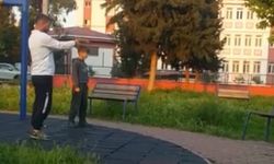 Korkutan görüntüler: Parkta çocuğa oyuncak silahla atış talimi yaptırdı