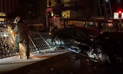 Lüks Otomobil Korkuluklara Çarptı, 3 Yaralı