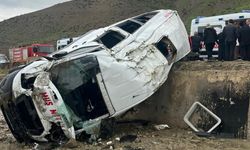 Muş’ta yolcu minibüsü dere yatağına uçtu! Korkut ilçesinde can pazarı: 16 yaralı var