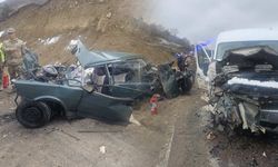 Öğretmenleri taşıyan servis minibüsü otomobille çarpıştı: 1 ölü 9 yaralı