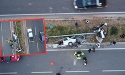 Otomobil direğe çarpıp ikiye bölündü! Kahramanmaraş plakalı araç kazaya karıştı