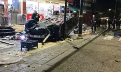 Otomobil iş yerlerine çarpıp, devrildi