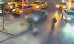 Otomobilin çarptığı direk Mısırlı turistin üzerine devrildi; beyin kanaması geçirdi