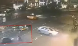 Otomobilin çarptığı motosiklet durağa daldı; 1 ölü 3 yaralı