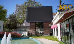 Parkta Kan Donduran Olay! LED Ekranın İçinden C*set Çıktı