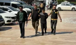 Polisi karşısında gören firari hükümlü, ayakkabısız kaçmaya çalıştı