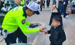 Adana’da trafik polisinden ders niteliğinde hareket! Babasına "ihmal" cezası, engelli çocuğa sevgi dolu hediye!