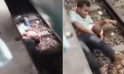 Raylara Düşen Çocuğunu Kucağına Aldı, Tren Üzerlerinden Geçti