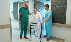 Robotik teknoloji ile diz kireçlenmesine son! 68 yaşındaki hasta ameliyattan 4 saat sonra ayağa kalktı