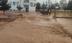 Sağanak nedeniyle 75 öğrenci okulda mahsur kaldı
