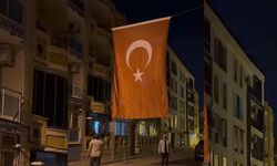 İzmir'de kazada şehit olan polis memuru Serkan Hızlı'nın Manisa Akhisar'daki baba ocağına Türk bayrağı asıldı
