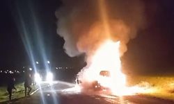 Seyir halindeki otomobil alev aldı: 5 kişi son anda kurtuldu